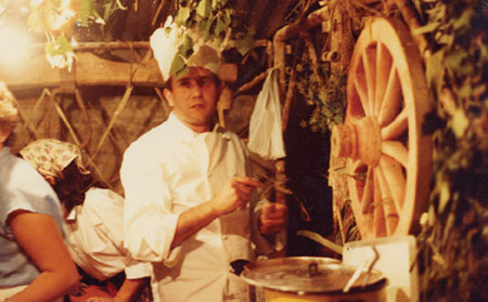 Nello Cecchetti nell'improvvisata cucina del "Rione della Mora" (inizi anni '80)