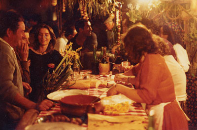Tavolo per la distribuzione delle pietanze al "Rione della Mora" (inizi anni '80)