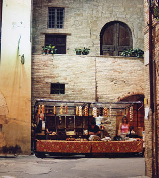 Una bancarella di cipolle per la Festa del 2004 (Foto di P. Fabrizi)